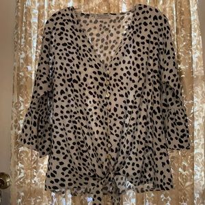 KANCYSTORE TOP WITH TIE FRONT:BLACK/WHITE ANIMAL PRINT SZ L FLUTTER SLEEVES
